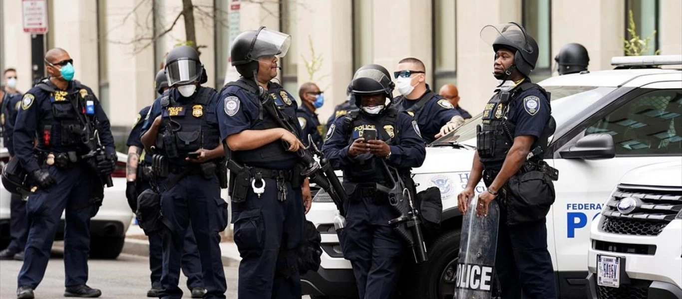 ΗΠΑ: Mε πολλαπλά τραύματα από πυρά οι αστυνομικοί που έπεσαν σε ενέδρα στο Λος Άντζελες (βίντεο)